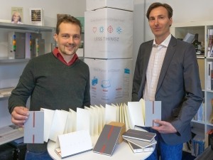 Michael Augsten und Peter Kienast mit Less Thingz-Produkten
